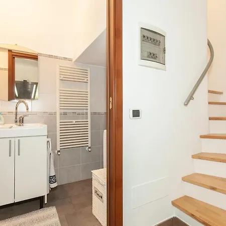 Bright With Balcony And Jacuzzi, Milan Area بيت للعطل