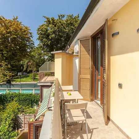 Bright With Balcony And Jacuzzi, Milan Area بيت للعطل